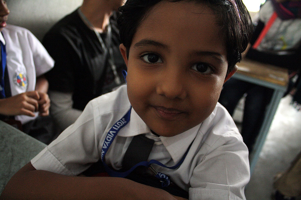 バングラディシュの小学校の少女