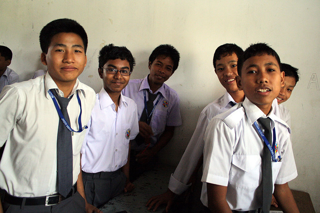 バングラディシュODAの学校の男性生徒たち