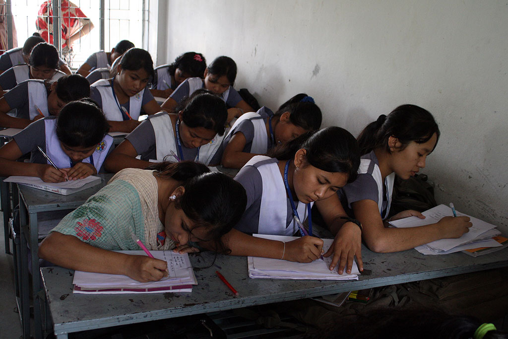 バングラデシュの学生が手紙を書く
