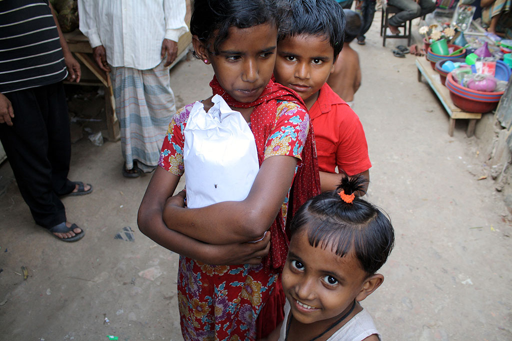 バングラデシュのスラム街の子供の笑顔