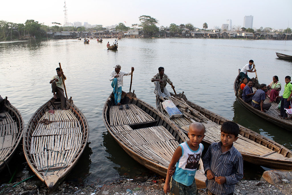 バングラデシュのダッカのスラム街は川にある