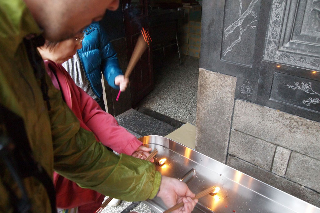 龍山寺で線香に火をつける