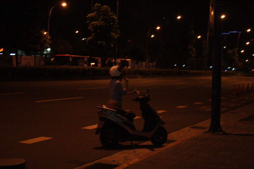 MRT南港展覧館周辺をバイクで走る