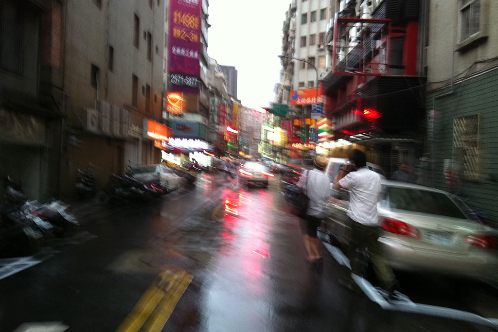 雨の台湾の街