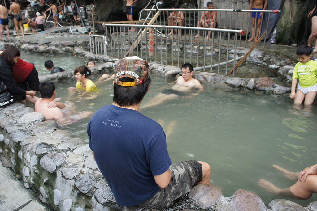 烏来温泉露天公共浴池で足湯