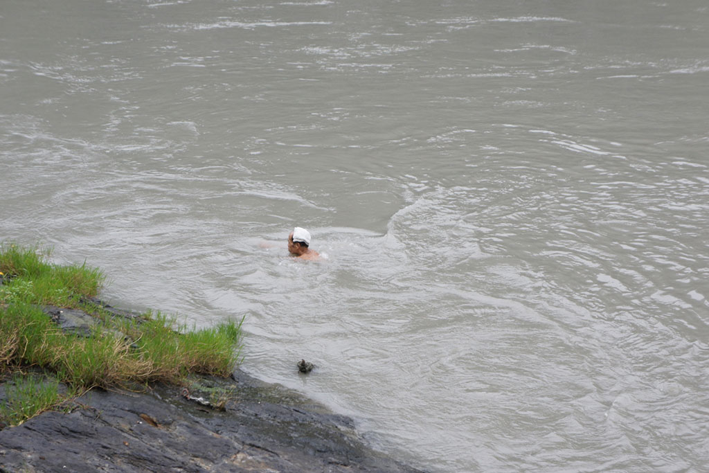 烏来の川の温泉で泳ぐオッサン