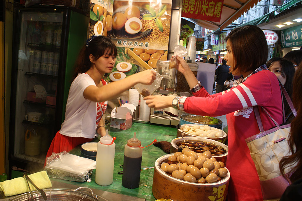 烏来の温泉卵を買う台湾人